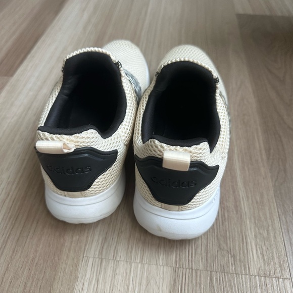 Adidas size 6 women’s shoes-cream with animal print - Picture 5 of 5